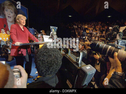 (Afp) - Angela Merkel, le premier candidat pour le chancelier allemand de l'Union chrétienne-démocrate (CDU), parle aux partisans comme elle est entourée par les cameramen et photographes durant la campagne le rallye des CDU à Berlin, Allemagne, 16 septembre 2005. Le CDU est entrée dans la phase finale de la campagne électorale pour l'élection du Bundestag allemand, le Parlement Banque D'Images