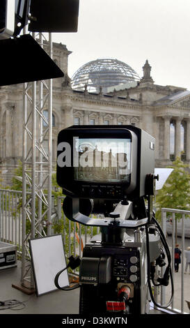 (Afp) - Le Reichstag est représenté par le moniteur d'un appareil photo à Berlin, dimanche, 18 septembre 2005. À l'occasion de l'élection au Bundestag 2005 le bâtiment est l'arrière-plan de choix pour les médias de partout dans le mot. Photo : Daniel Karmann Banque D'Images