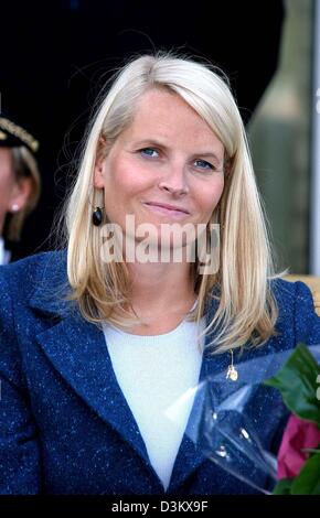 (Afp) - l'image montre les femmes enceintes La Princesse héritière Mette-Marit de Norvège au cours d'une visite avec son époux à la ville d'Solbergelva, la Norvège, le 21 septembre 2005. (Pays-bas) Photo : Albert Nieboer Banque D'Images