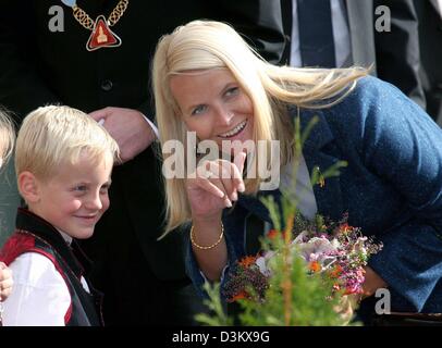 (Afp) - l'image montre les femmes enceintes La Princesse héritière Mette-Marit de Norvège de parler à un petit garçon lors d'une visite avec son époux à la ville d'Solbergelva, la Norvège, le 21 septembre 2005. (Pays-bas) Photo : Albert Nieboer Banque D'Images