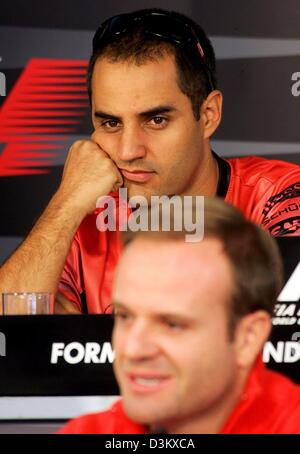 (Afp) - pilote de Formule 1 colombien Juan Pablo Montoya (McLaren Mercedes de retour) et le brésilien Rubens Barrichello Ferrari de sourire à la légère lors d'une conférence de presse à l'hippodrome d'Interlagos à Sao Paulo, Brésil, le jeudi 22 septembre 2005. Photo : Gero Breloer Banque D'Images