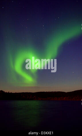 (Afp) - Une bande de Northern Lights illumine le ciel au-dessus d'un lac près de la ville de Kautokeino, Norvège, 16 septembre 2005. Photo : Patrick Pleul Banque D'Images