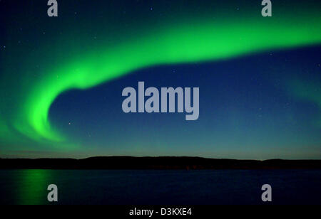 (Afp) - Une bande de Northern Lights illumine le ciel au-dessus d'un lac près de la ville de Kautokeino, Norvège, 16 septembre 2005. Photo : Patrick Pleul Banque D'Images