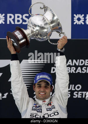 (Afp) - le pilote colombien Juan Pablo Montoya de l'équipe McLaren Mercedes célèbre son triomphe au Grand Prix de Formule 1 du Brésil à Sao Paulo, Brésil, dimanche, 25 septembre 2005. Photo : Gero Breloer Banque D'Images