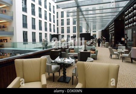 (Afp) - une vue sur le salon à l'Continental-Hotel entre cinq étoiles à Duesseldorf, Allemagne, 25 septembre 2005. L'hôtel de luxe a été enfin ouverte au début de septembre 2005 après trois ans de construction et un investissement de 176 millions d'euros. 160 membres du personnel, de la porter à la conciergerie, prenez soin de le confort des clients à l'hôtel, qui acom Banque D'Images