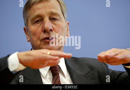 (Afp) - Le ministre allemand de l'Economie Wolfgang Clement (SPD) s'exprime sur le marché de l'emploi actuel stats à Berlin, Allemagne, le jeudi 29 septembre 2005. Depuis le mois de février le taux de chômage a chuté de 600 000. Le nombre de personnes exerçant un emploi rémunéré a augmenté de 113 000 par rapport à l'année dernière. Clement claimes les crédits pour le fléchissement du chômage pour son gouvernement. Photo Banque D'Images