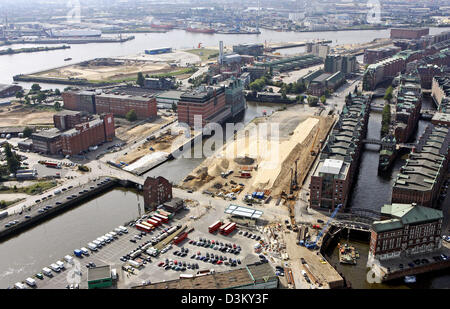 (Afp) - une bonne vue d'un nouveau ballon captif sur le quartier Speicherstadt et le port de Hambourg, Allemagne, le 13 août 2005. La soi-disant 'Flyer' d'un diamètre de 23 mètres est lié à un lieu en face de l'Deichtor halls et est une nouvelle attraction touristique de la ville hanséatique. Il doit également promouvoir l'offre culturelle autour de l'art de mille. Environ 30 personnes par trajet Banque D'Images