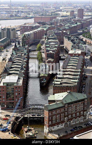 (Afp) - une bonne vue d'un nouveau ballon captif sur le quartier Speicherstadt à Hambourg, Allemagne, le 13 août 2005. La soi-disant 'Flyer' d'un diamètre de 23 mètres est lié à un lieu en face de l'Deichtor halls et est une nouvelle attraction touristique de la ville hanséatique. Il doit également promouvoir l'offre culturelle autour de l'art de mille. Environ 30 personnes par trajet ont une beautifu Banque D'Images