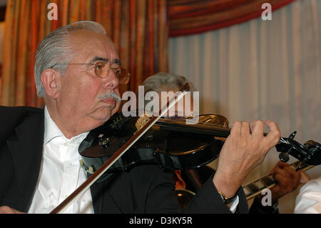 (Afp) - Le violoniste Alfred Lora joue au 'Parler' am Schloss à Ahrensburg, Allemagne, 21 août 2005. Photo : Andreas Gmerek Banque D'Images