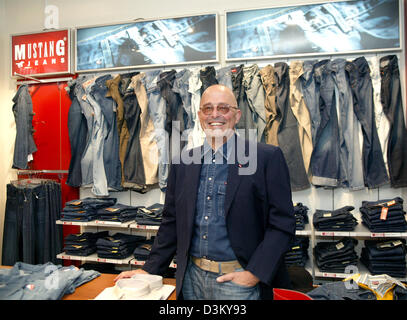(Dpa) - Heiner Sefranek, PDG de vêtements détaillant Mustang, se dresse entre les étagères de vêtements souriants de la marque Mustang au siège social à Kuenzelsau, Allemagne, 06 avril 2005. Photo : Harry Melchert Banque D'Images