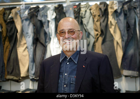 (Dpa) - Heiner Sefranek, PDG de vêtements détaillant Mustang, est souriant en face de rayons de l'habillement de la marque Mustang au siège social à Kuenzelsau, Allemagne, 06 avril 2005. Photo : Harry Melchert Banque D'Images