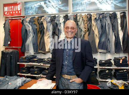 (Dpa) - Heiner Sefranek, PDG de vêtements détaillant Mustang, se dresse entre les étagères smiling avec les vêtements de la marque Mustang au siège social à Kuenzelsau, Allemagne, 06 avril 2005. Photo : Harry Melchert Banque D'Images