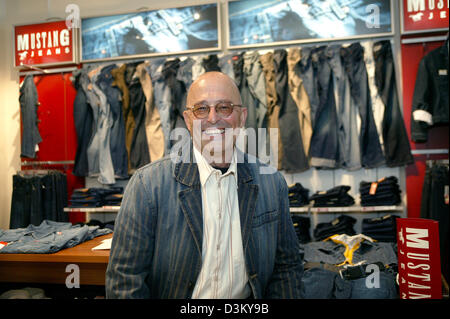 (Dpa) - Heiner Sefranek, PDG de vêtements détaillant Mustang, pose en souriant en face d'étagères avec des vêtements de la marque Mustang au siège social à Kuenzelsau, Allemagne, 06 avril 2005. Photo : Harry Melchert Banque D'Images