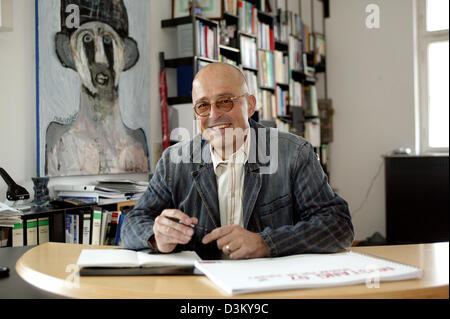 (Dpa) - Heiner Sefranek, PDG de vêtements détaillant Mustang, est assis à un bureau, souriant à son agent au siège de l'entreprise à Kuenzelsau, Allemagne, 06 avril 2005. Photo : Harry Melchert Banque D'Images