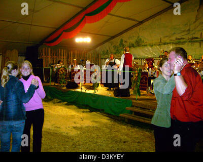 (Afp) - Des couples danser pendant un concert de musique folklorique du groupe 'Oberschwaebische Dorfmusikanten" lors d'une fête du village folklorique de Roethenbach, Allemagne, 24 août 2005. Photo : Johannes Reichert Banque D'Images