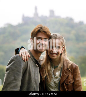 (Afp) - Principal acteur Corey Servier (Keith) et l'actrice Jennifer Higham (Kim) posent devant le château de Braunfels pendant le tournage du film 'Metamorphosis' à Braunfels près de Giessen, ALLEMAGNE, 05 octobre 2005. Le long métrage dans les salles de cinéma à partir de 2006 raconte une histoire mystique de la puissance de l'amour pour surmonter les forces obscures et même la mort. L'histoire est basée sur des événements historiques arou Banque D'Images