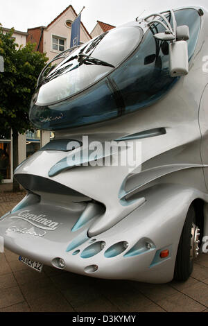 (Afp) - La photo date du 03 août 2005 montre un camion conçu par designer allemand Luigi Colani, Aurich, Allemagne. Banque D'Images