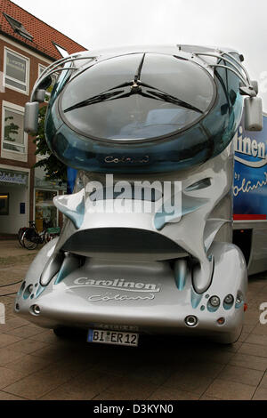 (Afp) - La photo date du 03 août 2005 montre un camion conçu par designer allemand Luigi Colani, Aurich, Allemagne. Photo : Heiko Wolfraum Banque D'Images