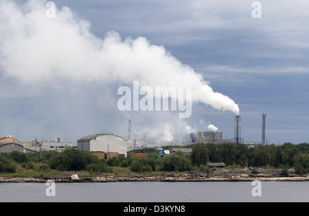 (Afp) - La photo datée du 07 août 2005 indique les cheminées de fumer d'une usine dans la ville d'Arkhangelsk à Severnaja Dvina River, la Russie. Photo : Hinrich Baesemann Banque D'Images