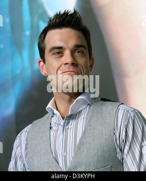 (Afp) - La chanteuse pop britannique Robbie Williams pose à un shoot photo à Berlin, Allemagne, le vendredi 07 octobre 2005. L'ancien membre du boys band 'prendre' qui fait la promotion de son nouvel album "Intensive Care" lors d'une conférence de presse dans la capitale allemande. La chanteuse interprétera ses nouvelles chansons pour la première fois en direct sur scène à l'épuisé Velodrom à Berlin, dimanche 09 octobre 2005. Photo : So Banque D'Images