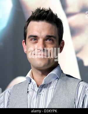 (Afp) - La chanteuse pop britannique Robbie Williams pose au cours d'une séance photo à Berlin, Allemagne, le vendredi 07 octobre 2005. L'ancien membre du boys band 'prendre' qui fait la promotion de son nouvel album "Intensive Care" lors d'une conférence de presse dans la capitale allemande. La chanteuse interprétera ses nouvelles chansons pour la première fois en direct sur scène à l'épuisé Velodrom à Berlin, dimanche 09 octobre 2005. Foto : Banque D'Images