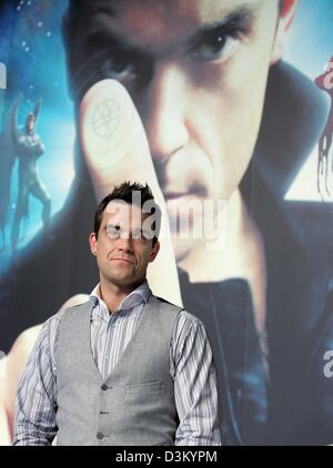 (Afp) - La chanteuse pop britannique Robbie Williams pose au cours d'une séance photo à Berlin, Allemagne, le vendredi 07 octobre 2005. L'ancien membre du boys band 'prendre' qui fait la promotion de son nouvel album "Intensive Care" lors d'une conférence de presse dans la capitale allemande. La chanteuse interprétera ses nouvelles chansons pour la première fois en direct sur scène à l'épuisé Velodrom à Berlin, dimanche 09 octobre 2005. Photo Banque D'Images