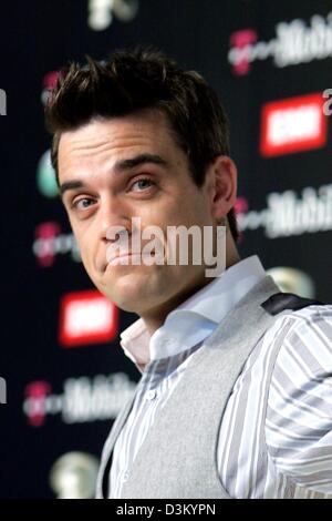 (Afp) - La chanteuse pop britannique Robbie Williams pose au cours d'une séance photo à Berlin, Allemagne, le vendredi 07 octobre 2005. L'ancien membre du boys band 'prendre' qui fait la promotion de son nouvel album "Intensive Care" lors d'une conférence de presse dans la capitale allemande. La chanteuse interprétera ses nouvelles chansons pour la première fois en direct sur scène à l'épuisé Velodrom à Berlin, dimanche 09 octobre 2005. Foto : Banque D'Images