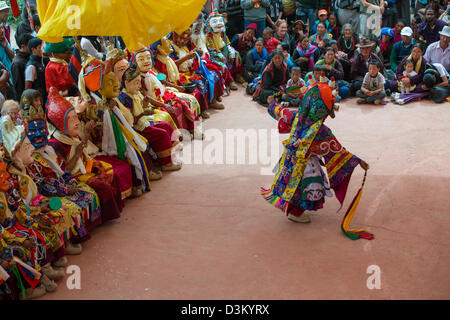 Danseur masqué Cham en face de personnages représentant religieux masqué les Bouddhas, à la Tse Tkok Tak Tak Thok Chu festival au Gompa, (Ladakh) Jammu-et-Cachemire, l'Inde Banque D'Images