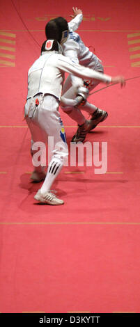 (Afp) - l'image montre deux épéistes dans un concours au Championnats du monde d'escrime à Leipzig, en Allemagne, le samedi 08 octobre 2005. Les Championnats du monde d'escrime à Leipzig du samedi 08 octobre au samedi 15 octobre 2005. A 700 athlètes de 82 nations en concurrence les hommes et les femmes de Fleuret, sabre et épée. Photo : Peter Endig Banque D'Images