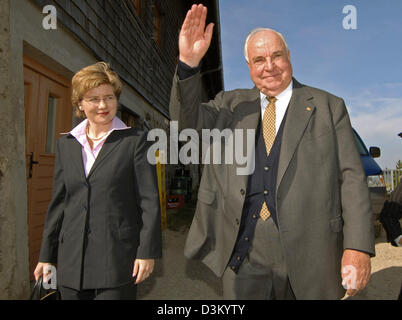 (Afp) - l'image montre l'ancien chancelier allemand Helmut Kohl (CDU) et son autre significatif Maike Richter sous le haut de la montagne (mountain Arbers Grosser 1456 mètres) près de Bayerisch Eisenstein, en Allemagne, le samedi 08 octobre 2005. Kohl visite en Bavière pour une courte pause. Photo : Armin Weigel Banque D'Images