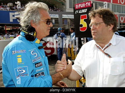 (Afp) - Le chef de l'Allemand Mercedes Motorsport Norbert Haug (R) et directeur principal de l'équipe Renault Flavio Briatore italien entretien avant le Grand Prix de Formule 1 du Japon à la piste de course de F1 du Japon à Suzuka, au Japon, le dimanche 9 octobre 2005. Après la victoire de McLaren Mercedes, Kimi Raikkonen Reanault est en tête du championnat du monde constructeur par deux points. Photo : Gero Breloer Banque D'Images