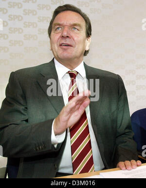 (Afp) - avec sa main levée Le chancelier allemand Gerhard Schroeder prend part à la réunion du conseil du parti dans la maison Willy Brandt à Berlin, en Allemagne, lundi 10 octobre 2005. À la réunion les politiciens de discuter les résultats de l'entretiens exploratoires avec la CDU et CSU après le chef du gouvernement s'est entretenu avec Mme Merkel et Edmund Stoiber pour une nouvelle présentation. Photo : Wolfgang Kumm Banque D'Images