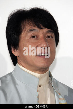 (Afp) - L'acteur Jackie Chan arrive à la première de son nouveau film 'New Police Story' à la région de Cinedom Cologne, Allemagne, 10 octobre 2005. Il joue un policier dans le film à partir du 13 octobre dans les cinémas allemands. Une bande de zéros dans sur tous les flics de la ville. Il tente de résoudre l'affaire, avec un ventilateur qui n'est pas agent de police. Photo : Joerg Carstensen Banque D'Images