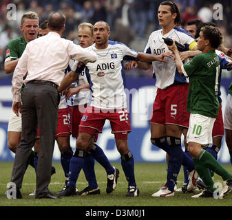 (Afp) - L'entraîneur de Wolfsburg Holger Fach (2L) et Rafael van der Vaart (B) de Hambourg font valoir les uns avec les autres après le match de Bundesliga Hambourg SV VfL Wolfsburg vs dans l'AOL Arena de Hambourg (Allemagne), le samedi 15 octobre 2005. Van der Vaart et Mike Franz (L) de Wolfsburg ont eu la carte rouge pour une mêlée. À côté de Fach sont David Jarolim, Stefan Beinlich, Daniel van Acheter Banque D'Images