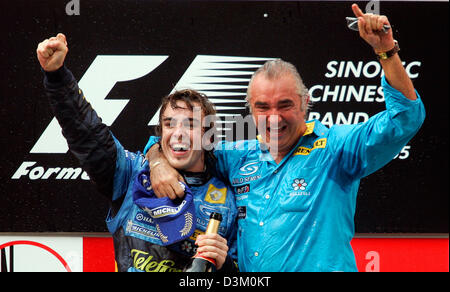 (Afp) - pilote de Formule 1 espagnol Fernando Alonso (L) de Renault et l'italien Flavio Briatore Le directeur principal de l'équipe de célébrer la victoire sur le podium après la Formule 1 Grand Prix de Chine à la F1 voie près de Shanghai, Chine, dimanche 16 octobre 2005. Photo : Gero Breloer Banque D'Images