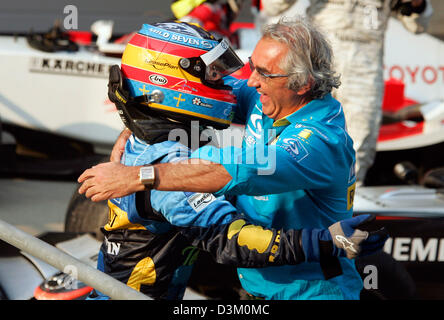 (Afp) - pilote de Formule 1 espagnol Fernando Alonso (L) de Renault et l'italien Flavio Briatore Le directeur principal de l'équipe de célébrer la victoire après la finale du Grand Prix de Chine de Formule 1 à la F1 voie près de Shanghai, Chine, dimanche 16 octobre 2005. Photo : Gero Breloer Banque D'Images