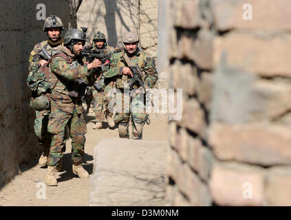 Les commandos de l'Armée nationale afghane avec la 6e Kandak d'opérations spéciales d'une allée de patrouille le 12 février 2013 dans le district de Tagab, la province de Kapisa, en Afghanistan, le 12 février 2013. Banque D'Images