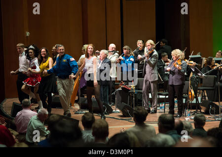 L'astronaute de la NASA et flûtiste amateur Cady Coleman rejoint le folk irlandais The Chieftains légendes sur scène avec l'Orchestre symphonique de Houston pendant le 50e anniversaire du groupe concert tour 15 février 2013 à Houston, TX. Banque D'Images