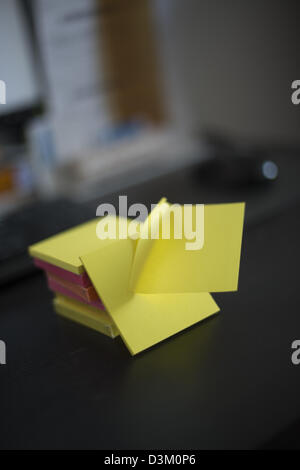 Pile de post-it de différentes couleurs Banque D'Images