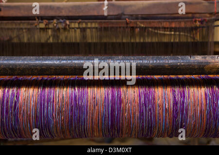 Détail de fil de couleur sur un métier dans la Médina de Fes, Maroc Banque D'Images