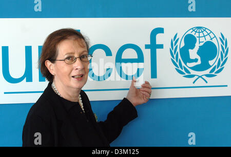 (Afp) - L'ancien ministre-président du Schleswig-Holstein et le SPD haut politicien Heide Simonis sourit devant le logo de l'UNICEF à Cologne, en Allemagne, lundi 17 octobre 2005. Simonis a été élu la nouvelle présidente de l'UNICEF en Allemagne. Simonis prendra en charge le bureau du président de longue date Schlagintweit en janvier 2006. Photo : Oliver Berg Banque D'Images