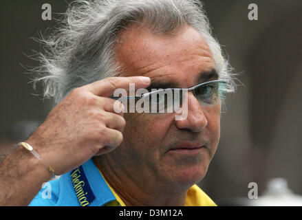 (Afp) - l'image montre le patron italien de l'équipe de Formule 1 Renault Flavio Briatore à l'hippodrome à Shanghai, Chine, 15 octobre 2005. Photo : Kerim Okten Banque D'Images