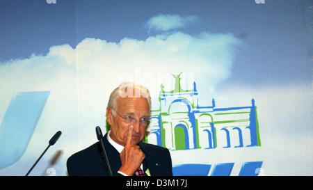 (Afp) - Le Premier Ministre bavarois Edmund Stoiber frotte son oeil qu'il se place devant un ensemble de microphones après la fraction extraordinaire réunion de la CSU au Parlement de Bavière à Munich, Allemagne, 19 octobre 2005. Dans la lutte de pouvoir interne de la CSU, la décision concernant la succession de Premier Ministre bavarois Edmund Stoiber a été ajournée. La décision concernant la plus haute offic Banque D'Images