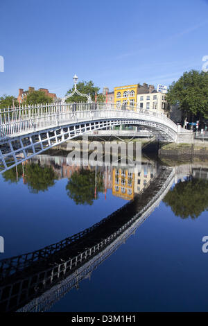 Reflet de Ha'penny Bridge dans la Liffey, la ville de Dublin, comté de Dublin, Irlande. Banque D'Images