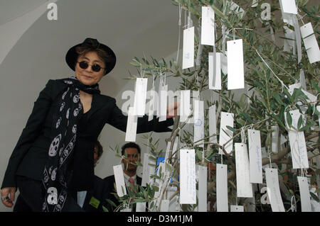 (Afp) - Yoko Ono (72), veuve de l'ancien chanteur des Beatles John Lennnon, attache un souhait lettre sur son installation intitulée 'souhaitent la paix" au Musée d'Art Moderne à Passau, Allemagne, samedi, 22 octobre 2005. L'artiste est de visiter son exposition, qui markes selon les organisateurs de la première étude complète du Yoko-Ono restrospective en Allemagne, environ 120 photographies, installa Banque D'Images