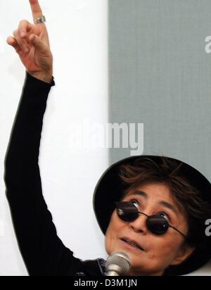 (Afp) - Yoko Ono (72), veuve de l'ancien chanteur des Beatles John Lennnon, lève son bras et regarde comme elle parle au cours d'une conférence de presse au Musée d'Art Moderne à Passau, Allemagne, samedi, 22 octobre 2005. L'artiste est de visiter son exposition, qui markes selon les organisateurs de la première étude complète du Yoko-Ono restrospective en Allemagne, environ 120 photographies, inst Banque D'Images