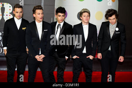 Boygroup britannico-irlandais Liam Payne (l-r), Louis Tomlinson, Niall Horan, Zayn Malik et Harry Styles de One Direction arrivent à la Brit Awards 2013 à l'O2 Arena de Londres, Angleterre, le 20 février 2013. Photo : Hubert Boesl Banque D'Images