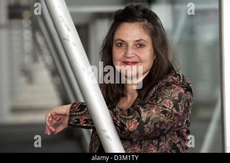 (Afp) - La chanteuse et auteur suisse Brigitte Schaer en photo au Salon du livre de Francfort à Francfort, Allemagne, 20 octobre 2005. Photo : Frank May Banque D'Images