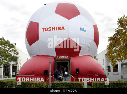 (Afp) - Les visiteurs du 2005 'Systèmes', le deuxième plus grand salon, entrer un football de dimensions excédentaires sur le stand de Toshiba à Munich, Allemagne, le lundi 24 octobre 2005. 1 260 exposants de 26 pays prennent part à la foire. Principales se concentre sur les "systèmes" 2005 sont la sécurité du réseau et l'internet mobile. Photo : Matthias Schrader Banque D'Images