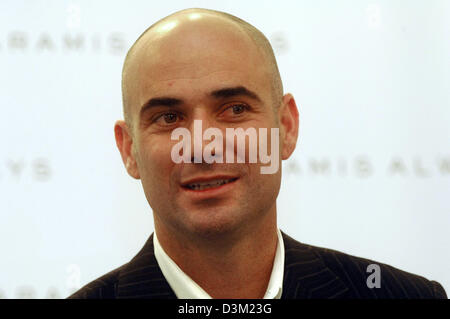 (Afp) - l'image montre la star du tennis américain Andre Agassi lors d'un événement de promotion de parfum fabricant Aramis à Munich, Allemagne, le lundi 24 octobre 2005. Agassi et sa femme Stefanie Graf promu la dernière création de parfum pour les hommes et femmes d'ARAMIS ARAMIS nommé "Toujours" à la capitale régionale de Bavière. Photo : Frank Maechler Banque D'Images